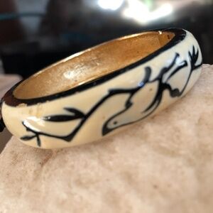 VTG Enameled Goldstone Metal Cream/Black Bird Motif Hinged Bangle Bracelet 2.75"